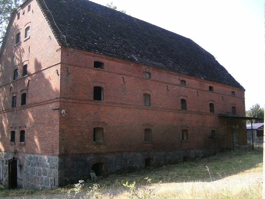 Piękny budynek magazynowy- spichlerz