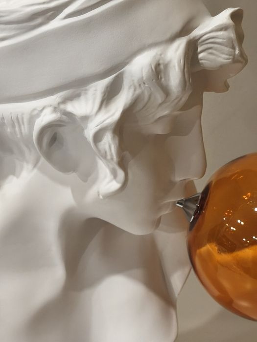 Estátua Decorativa Moderna com Bola Dourada – Peça de Design Premium