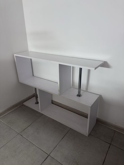 Біла полиця-стелаж сучасного дизайну з хромованими опорами