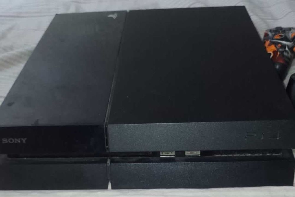 Playstation 4 com dois comandos novos e fios originais
