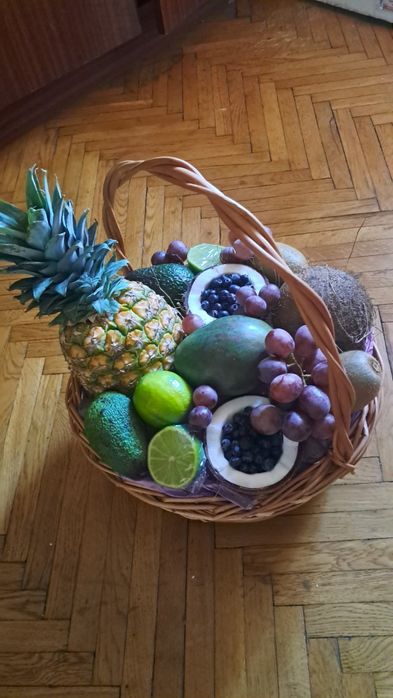 Подарочная корзина, букет и ящик с фруктами