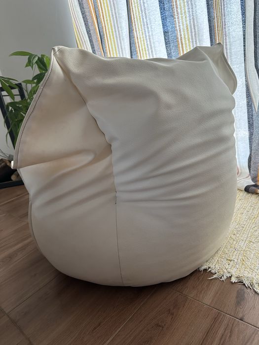 Puff em forma de cadeira branco