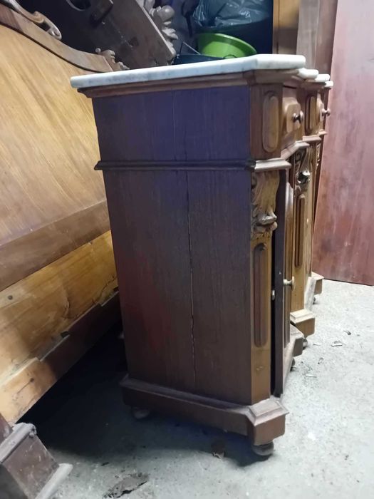 Mesas de Cabeceira com tampo em mármore