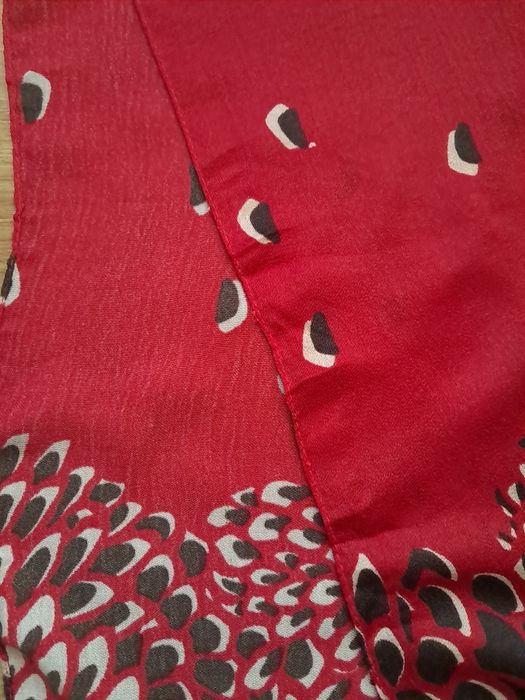 Бордовый шарф палантин