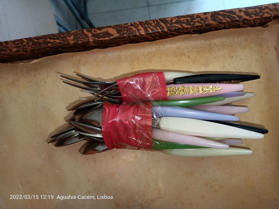 Facas , garfos e colheres antigos