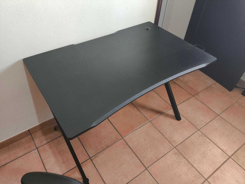 Mesa Trust Gxt 711x Dominus e Cadeira Trust GXT707 Resto Gaming