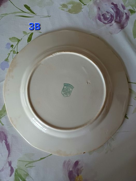 Pratos de louça muito antigos