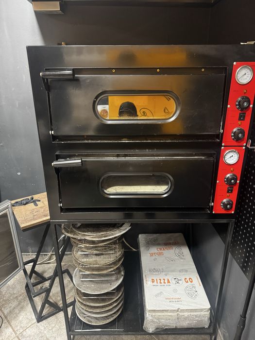 Продам холодильний стіл для піци та вітрину