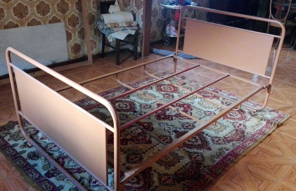 Cama casal em ferro (antiga)