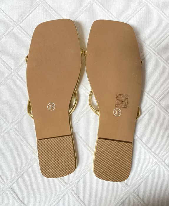 Sandalias Chinelos Rasos em Dourado (38) novos