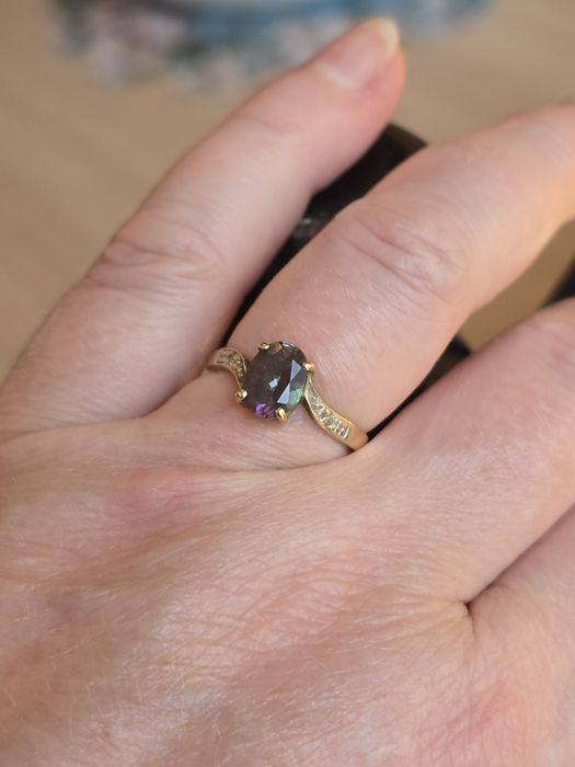 Złoty pierścionek mistyk topaz I diamenciki