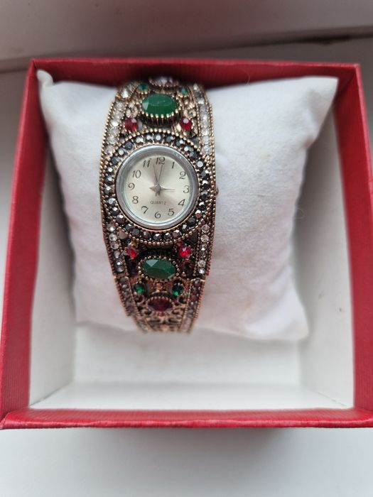 Продам новые женские наручные часы