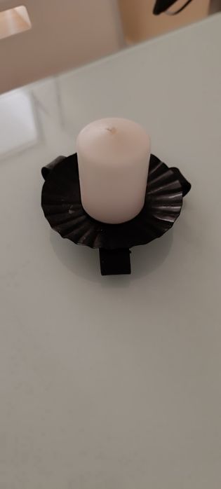 Castiçal com vela. Castiçal em ferro antigo. Usado. A vela é nova.