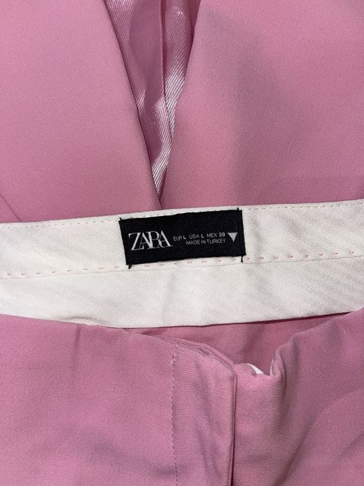 Zara розовый костюм с юбкой