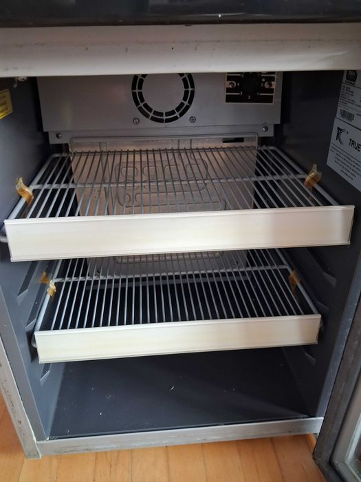 Mała witryna chłodnicza przeszklona SFA Cool CMV 50, minibar, lodówka na napoje”.