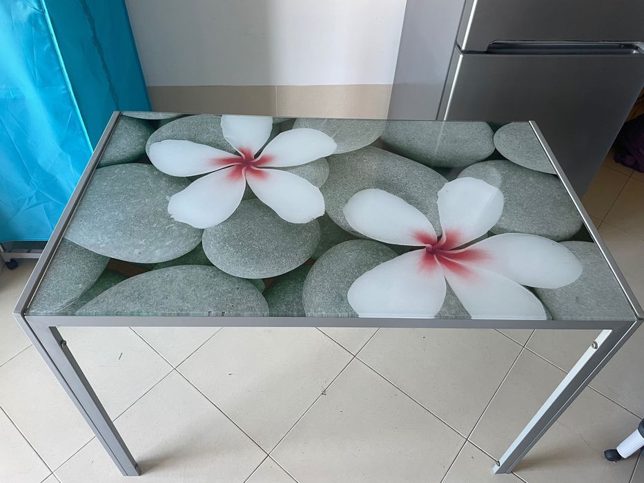 Mesa com tampo de vidro