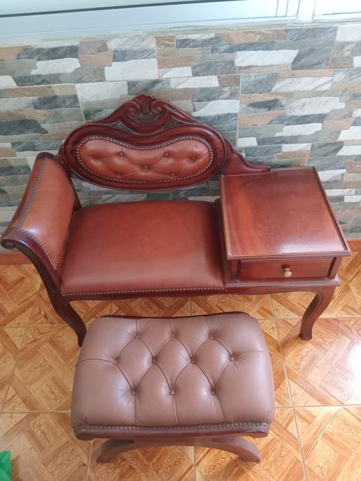 Mesa de telefone com banco de apoio