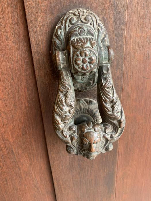 Porta da rua de madeira maciça e batente