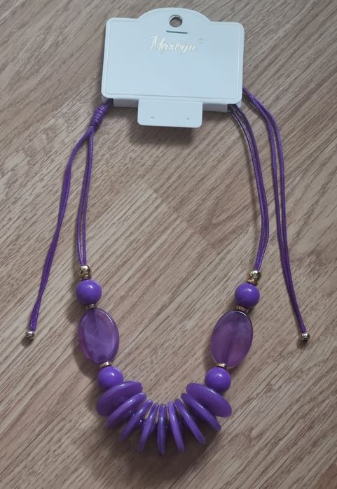 Colar em acrílico roxo de fácil aperto