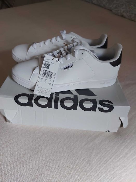 Кросівки  розмір 44, шкіра, білі, нові, фірма Адідас.