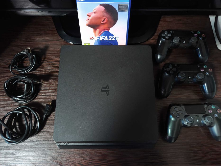 Sony PlayStation 4 slim 1 tb + 3 геймпада + fifa 22