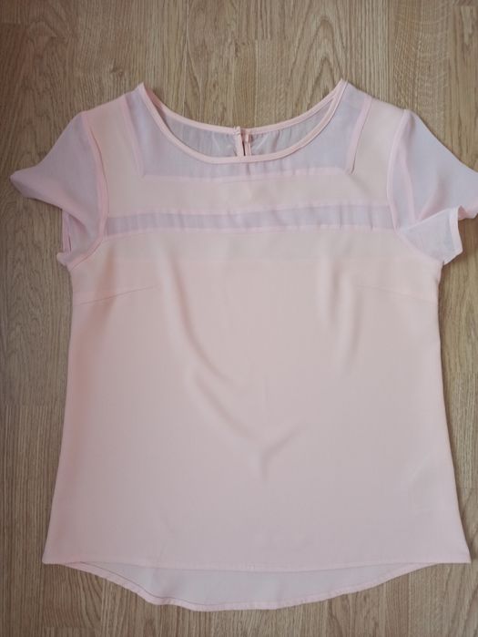 Pudrowa bluzka z transparentnymi wstawkami lekka elegancka letnia