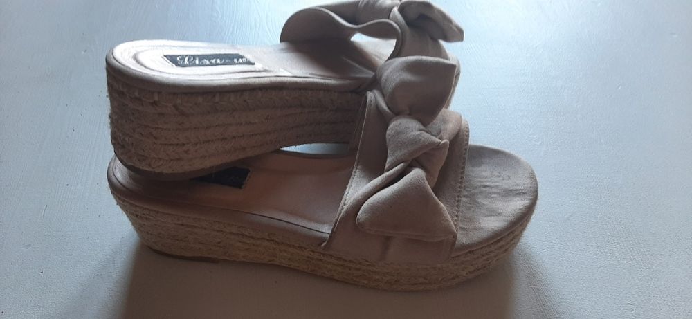 Klapki na koturnie 38