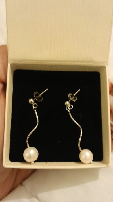 Brincos pendentes de pérolas