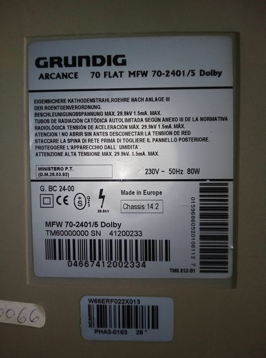 Televisão  com móvel, usada mas a funcionar  bem.