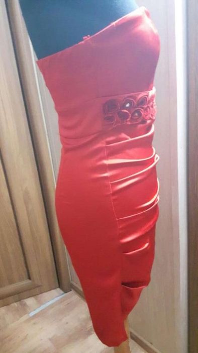 Seksowne czerwone sukienki