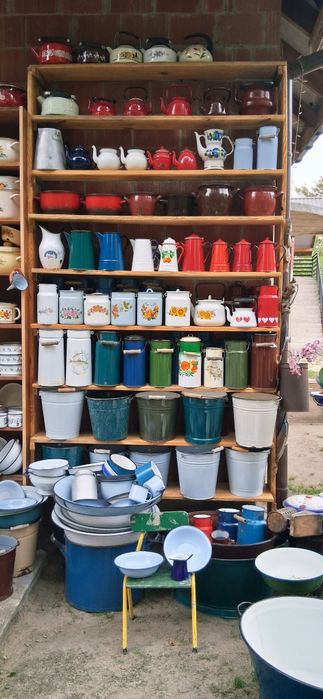 Stare Kanki I  naczynia emaliowane z prl  jako ozdoba do ogrodu  lub t