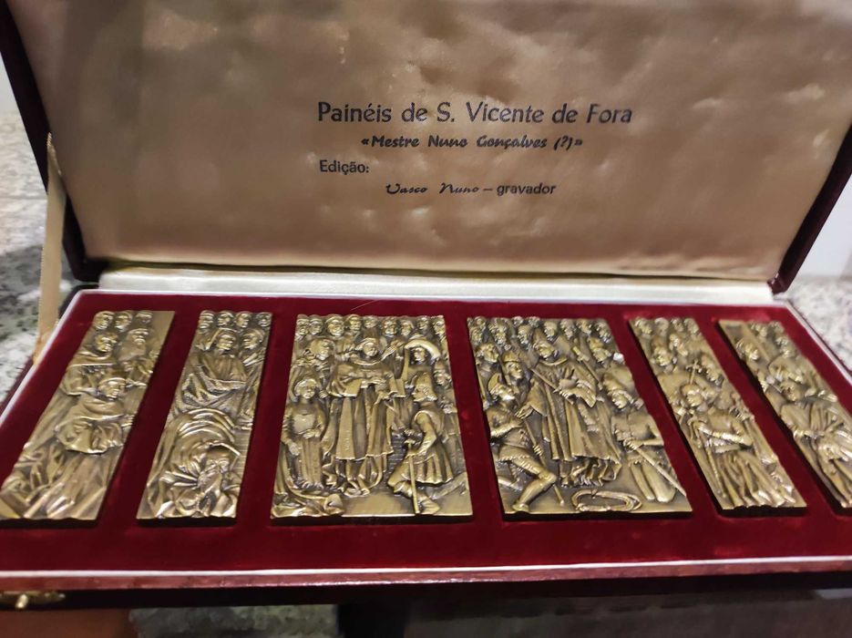 Painéis de S. Vicente de Fora - medalhas bronze