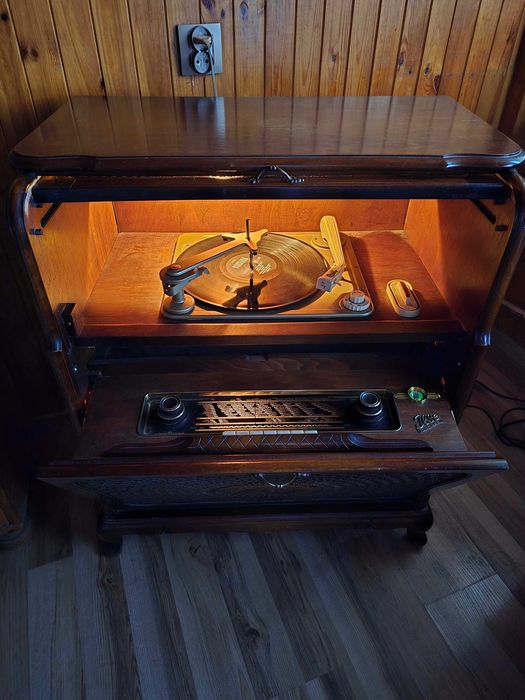 Radio Gramofon Radiola Jese TONMÖBEL, Stan BDB, w pełni sprawna.