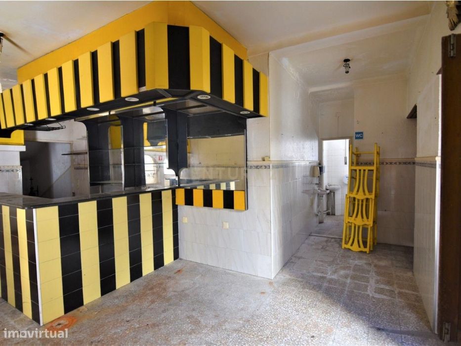 Prédio - Apartamento + Espaço Comercial - Centro Histórico da Nazaré