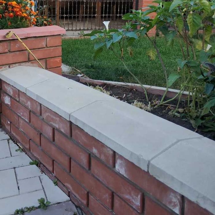 Бетонні ковпаки для стовпів і парапети (козирки, кришки) для огорожі