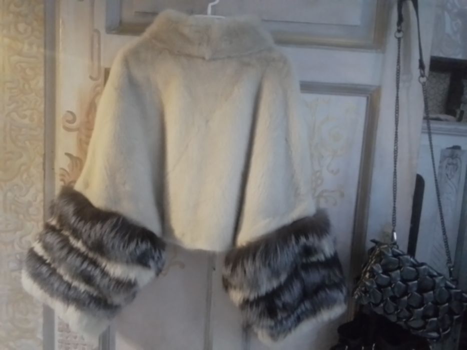 Futro z norek. Jasny kremowy kolor.