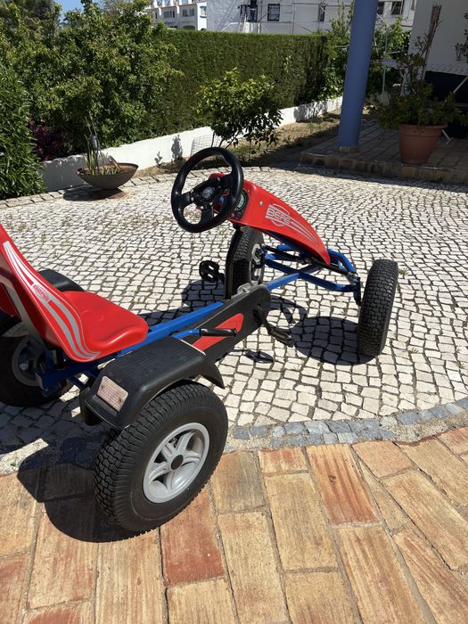 Carro com pedais Berg