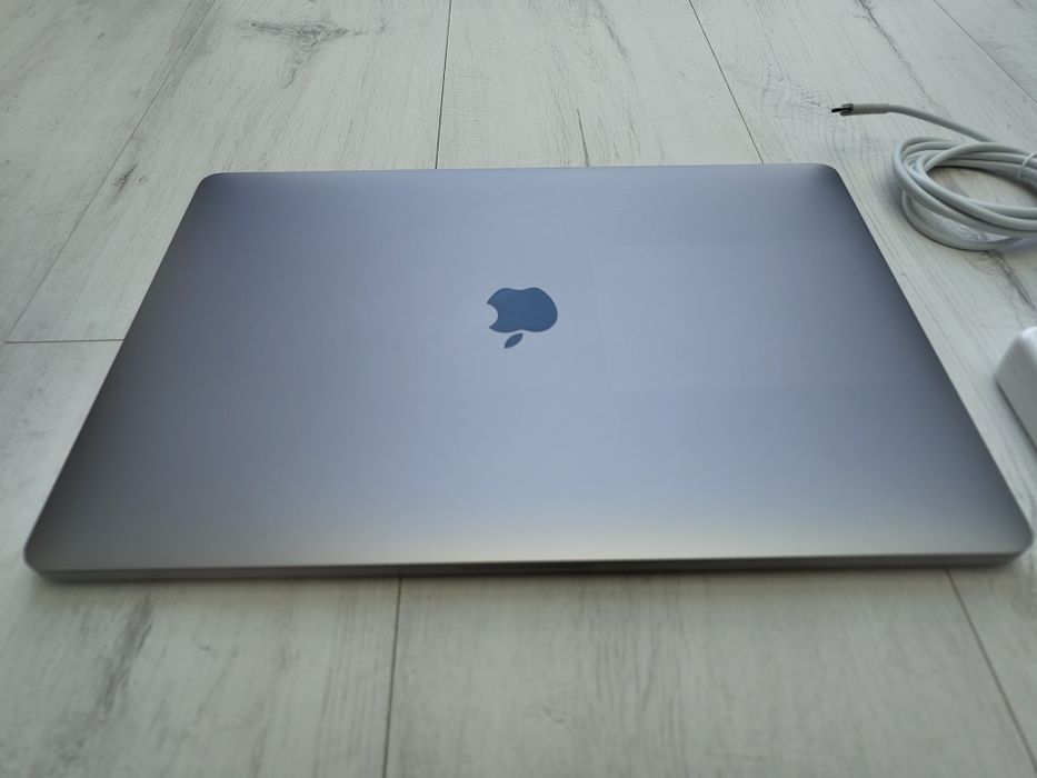 MacBook Pro 15" A1707 2017 | i7 2.8 GHz | 16 GB RAM | SSD 256 GB | Radeon Pro 555 | USB-C 87W