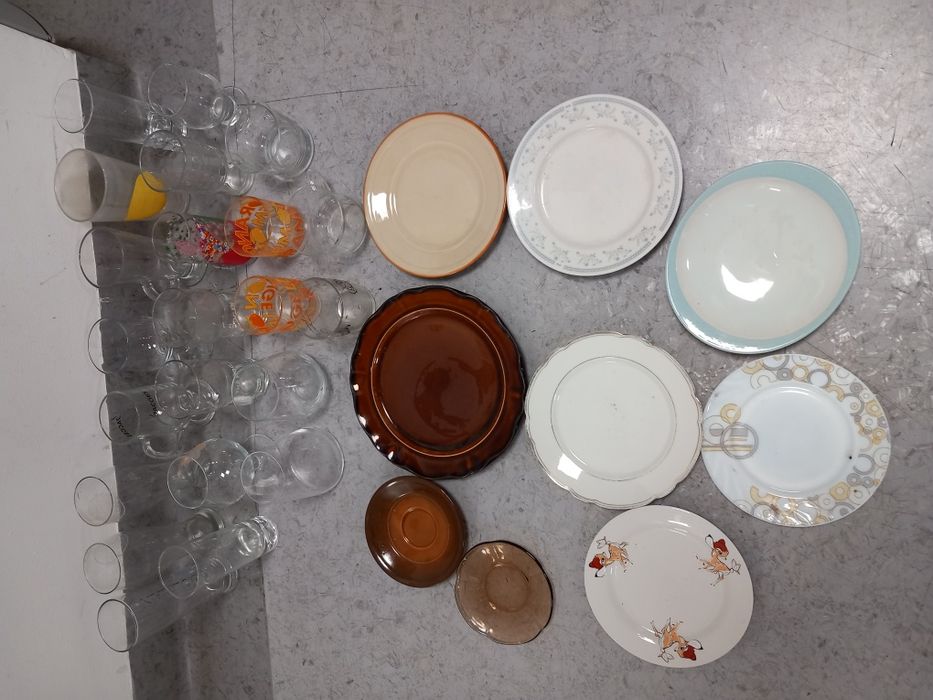 Sprzedam szklanki,talerzyki całość  30 elementów.