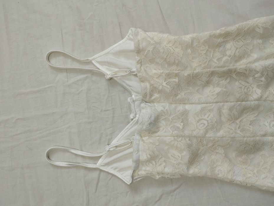 Biała koronkowa sukienka dopasowana