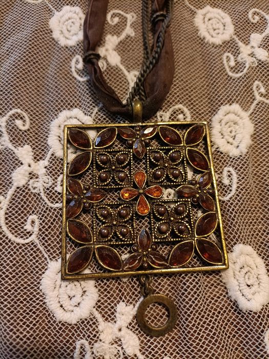 Colar castanho com medalhão