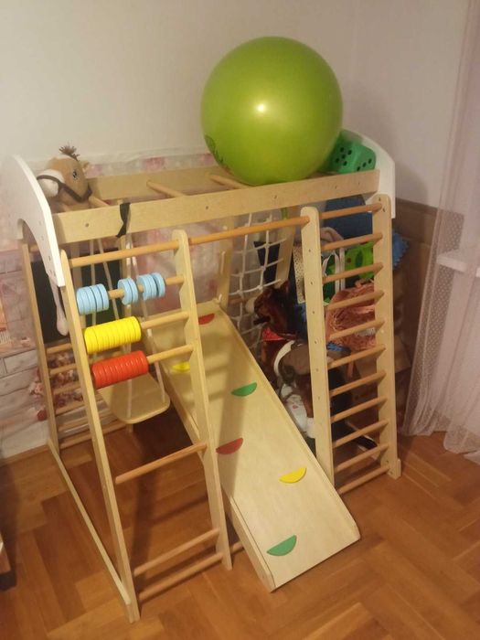 Drewniany plac zabaw do domu dla dzieci ze zjeżdżalnią