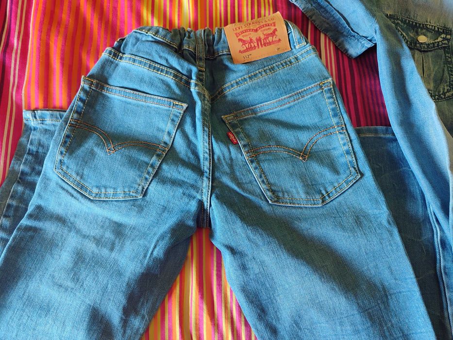 Calças Levis e camisa