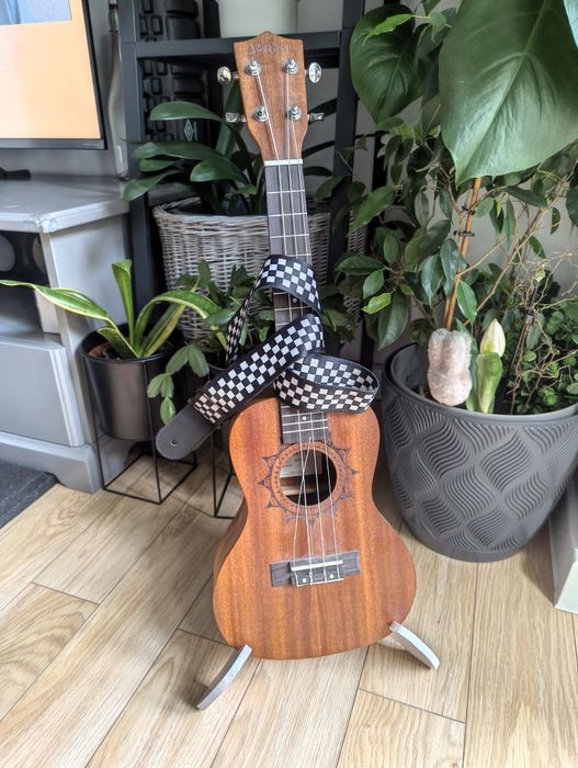 ukulele koncertowe (zerwana struna) + pasek i stojak