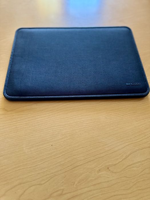 Capa Premium MacBook Pro 14 ou PC 14” – Incase ICON Sleeve (Como nova)