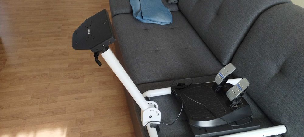 Kierowca thrustmaster t300 ze sprzężeniem zwrotnym oraz stojak na kierownicę i pędały