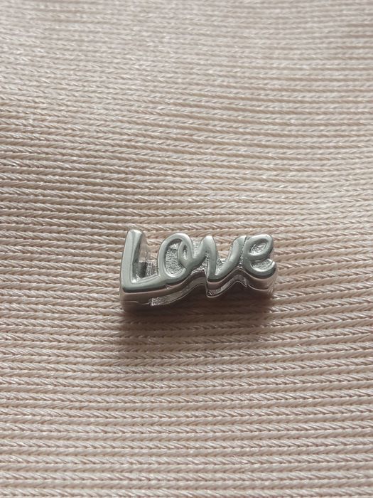 Srebrna zawieszka płaska Charms Pandora Reflexions napis Love S925