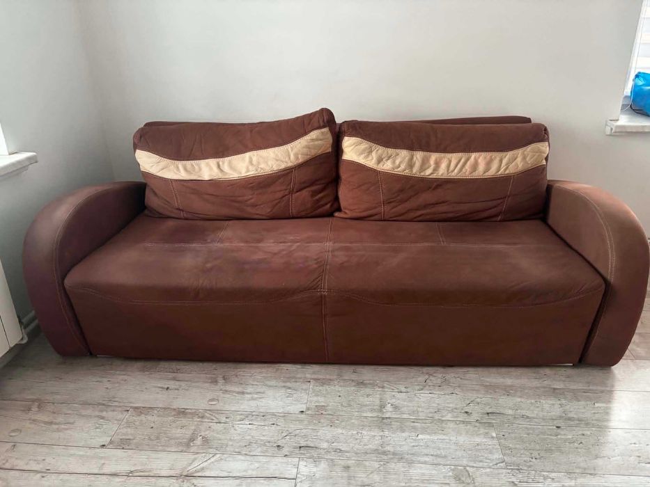 sofa w kolorze brązu