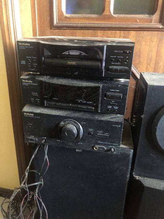 sistema de som modular Technics, composto pelos modelos SE-CH540 (amplificador), ST-CH540 (sintonizador/processador)