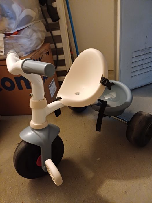 Triciclo com pega atrás para empurrar